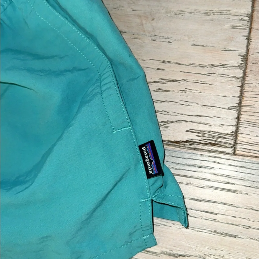 NWOT Patagonia Barely Baggies Size: M
Women’s Howling Turquoise Sold out online - Picture 5 of 6